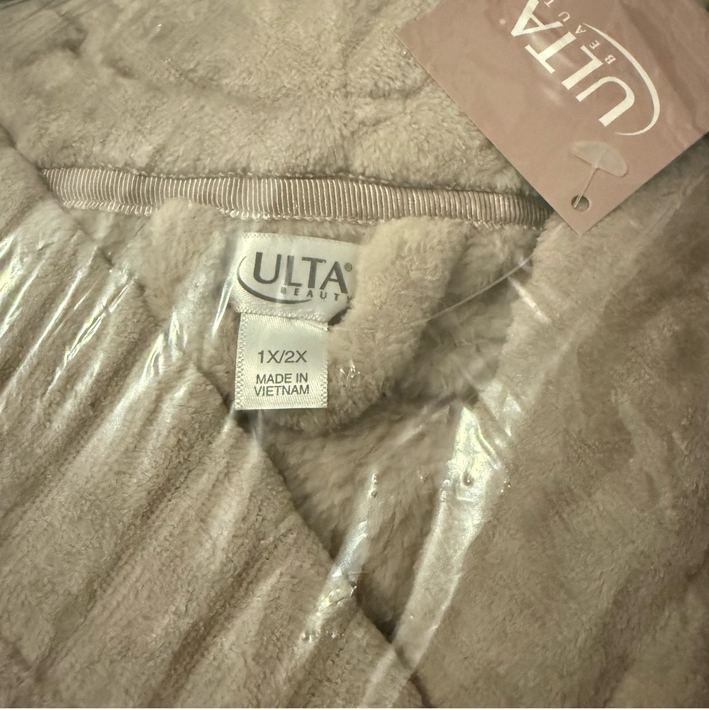Ulta Beauty Cozy Bathrobe - Picture 3 of 5